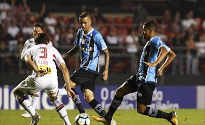 Grêmio largou na frente, mas permitiu o empate do São Paulo, no Morumbi, diante de mais de 50 mil torcedores. 