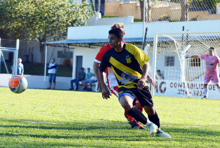 Dioguinho Silva, da Sociedade União Carneiros, marcou o segundo gol diante do Bom Fim, pela categoria titular.