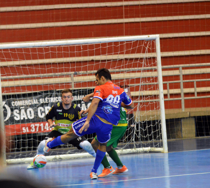 Bipe está marcando seu 2º gol na partida contra o Cachoeira Futsal.