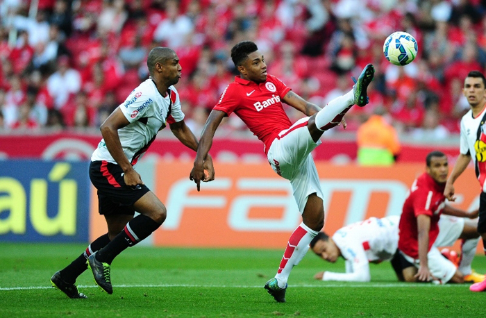 Vitinho aproveitou cruzamento de D'Alessandro para marcar de cabeça o único gol do Inter na vitória contra o Joinville. Foto: Ricardo Duarte. 