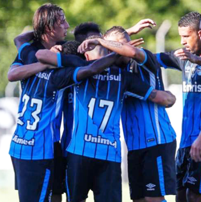 Grupo de jogadores do Grêmio comemorou gols de Bolaños e Ramiro. Foto: Lucas Uebel/Grêmio/Divulgação 