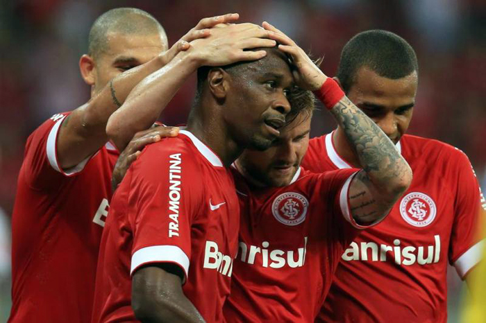 Juan é festejado pelos seus companheiros após marcar contra o Avenida. Foto: Fernando Gomes/Agência RBS. 