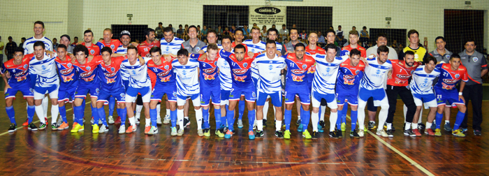 Equipes da Alaf e Seleção de Arroio do Meio posaram juntas para a posteridade, antes do jogo beneficente na noite de quinta-feira (24).