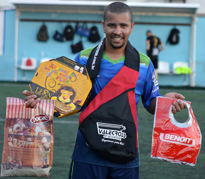 O jogador Guilherme H. dos Santos, o “Negretti”, do Renegados FC/Chef Leon, foi escolhido o Craque do Jogo, no duelo contra o Copeiros FC/Construtora Diamond, no sábado (24), no interno de minifutebol do Clube Esportivo Sete de Setembro – Copa Sete/STR/CBM. Negretti marcou dois gols, fez assistência, ajudou no sistema defensivo e ajudou seu time a alcançar a liderança isolada da competição. Pela sua atuação, recebeu os brindes da Benoit, Valecross, Docile e Chef Leon Pizzaria, na promoção com a Revista Encontro com o Esporte e site www.jrgasparotto.com