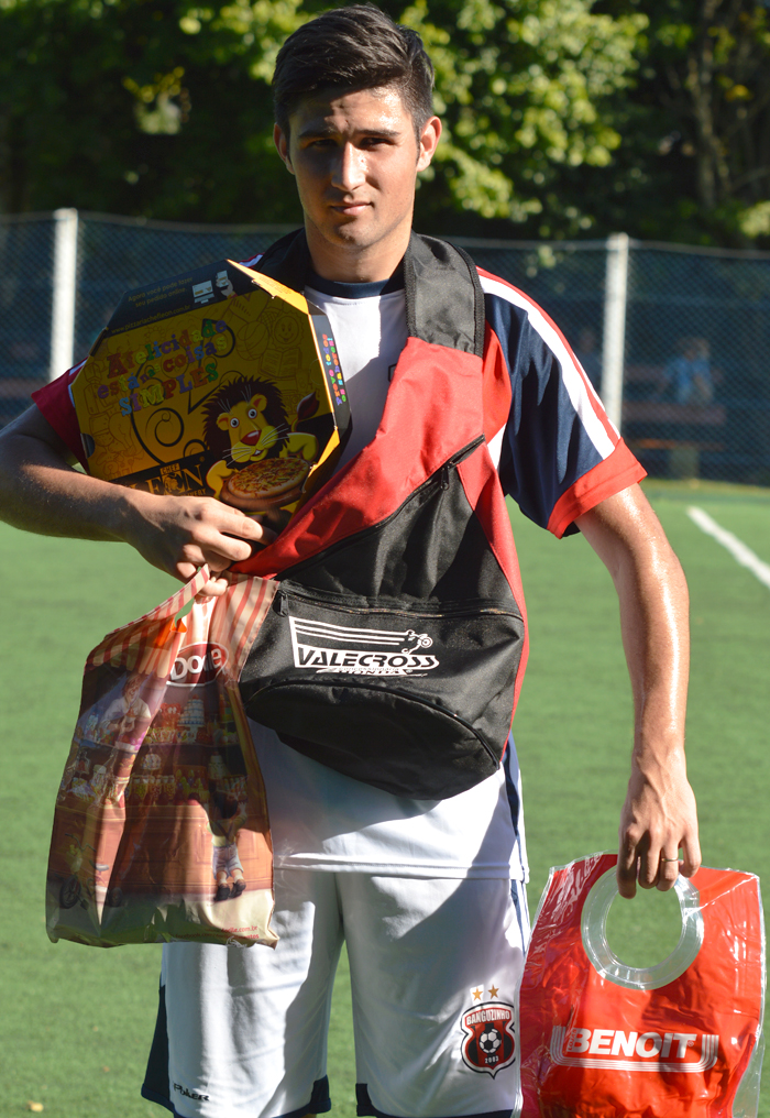 O jogador Felipe Werner, o “China”, do Banguzinho, foi escolhido o Craque do Jogo, no confronto com a equipe do Coroas Mirim D/Imojel, no sábado (24), no interno de minifutebol do Clube Tiro e Caça – Copa CTC/Construtora Diamond. China marcou dois gols e foi incansável na função de anular as principais jogadas de ataque do adversário. Pela sua atuação, recebeu os brindes da Valecross, Chef Leon Pizzaria, Benoit e Docile, na promoção com a Revista Encontro com o Esporte e site www.jrgasparotto.com 