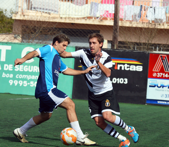 Kica (e), do galera, no duelo contra Baldissera, do Real Madruga.