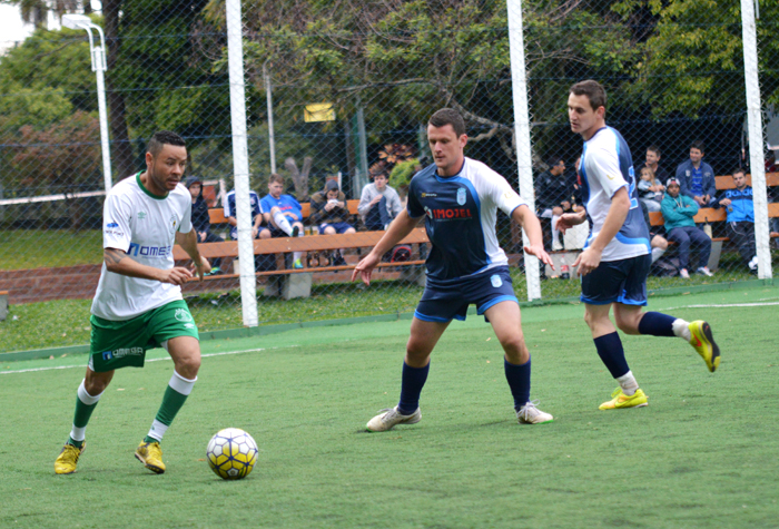 Seco (e), do Rebordose, teve boa atuação, na vitória de seu time diante da equipe do Coroas Mirim D/Imojel.