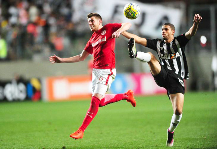 Inter, do jogador Aylon precisa reaprender a vencer. Neste domingo sofreu derrota para o Galo Mineiro. Foto: Ricardo Duarte/Inter/Divulgação. 