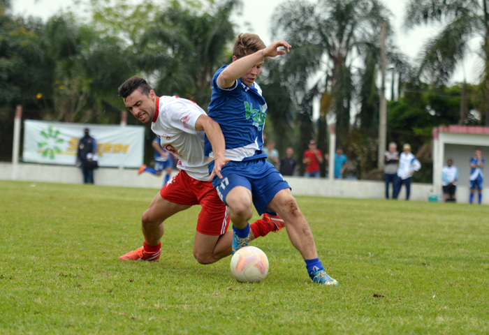 Lucas Bauer (d), do Campestre, teve atuação destacada no meio campo de seu time.