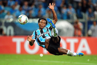 Zé Roberto teve participação decisiva no gol de Luan, que abriu o caminho da liderança geral da competição. Foto: Diego Vara/Agência RBS. 