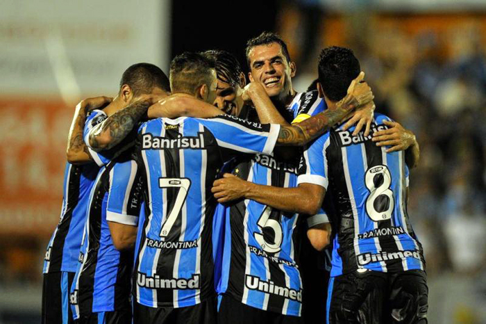 Jogadores comemoram o gol de Ramiro, na falha do goleiro do Nóia. Foto: Mateus Bruxel/Agência RBS. .