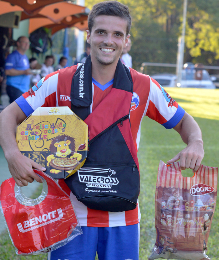 O jogador Rodrigo Weiand Sbaraini, do Lesionados FC, foi escolhido o Craque do Jogo, no confronto contra o Bitterflex, na tarde de sábado (25), no interno de minifutebol do Clube Tiro e Caça – Copa CTC/Construtora Diamond. Sbaraini marcou dois gols e foi soberano no meio campo do Lesionados. Pela sua atuação, recebeu os brindes da Docile, Valecross, Pizzaria Chef Leon e Benoit, na promoção da Revista Encontro com o Esporte e site www.jrgasparotto.com