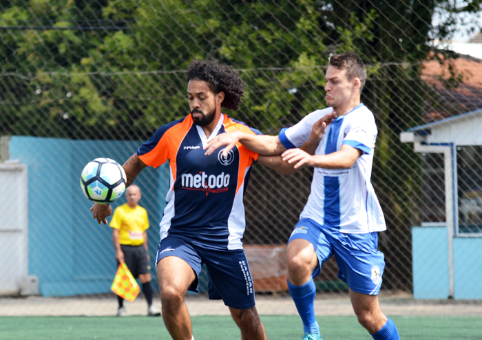 Cristiano Ferreira (e), do Galera/Móveis Zagonel no duelo contra Willian Kochenborger, do Viracopos