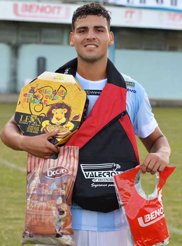 O jogador Eduardo Luan Dickel, o “Duh Luan”, do Clube Esportivo Lajeadense, foi escolhido o Craque do Jogo, no domingo, às 16h, no Estádio Alviazul, diante da equipe do São Luiz de Ijuí, em partida válida pela 6ª rodada da Divisão de Acesso. Duh marcou os dois gols do Alviazul e garantiu o retorno de seu time ao G4. Pela sua atuação, recebeu os brindes da Pizzaria Chef Leon, Docile, Benoit e Valecross, na promoção com a Revista Encontro com o Esporte e site www.jrgasparotto.com