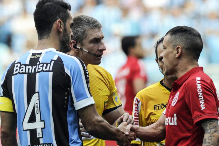 Grêmio foi melhor no primeiro tempo e Inter na etapa final, sob o olhar atento de Daronco. Foto: Mateus Bruxel/Agência RBS. 