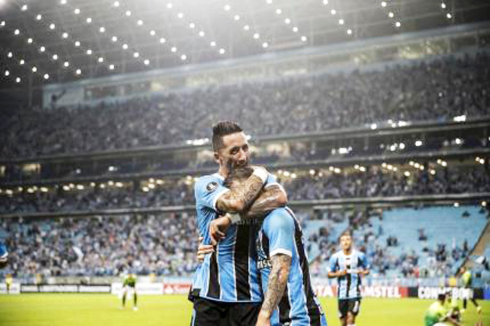 Luan (abraçado por Barrios) se tornou o maior artilheiro da Arena. Foto: Félix Zucco/Agência RBS 