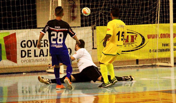 Prata da casa, Jonathan, o "Kaká" marcou dois gols na goleada da Alaf diante do Cachoeira Futsal. Foto: Elton de Andrade. 