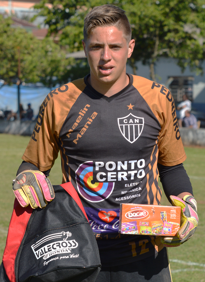 O jogador Juliano Bagatini, goleiro do Atlético Clube Navegantes, de Encantado, foi escolhido o Craque do Jogo, no duelo de aspirantes, contra a equipe do União Campestre, no domingo (25), no Regional Certel Sicredi 2016. Bagatini pegou dois pênaltis na decisão. Pela sua atuação recebeu os brindes da Docile e Valecross, na promoção da Revista Encontro com o Esporte e site www.jrgasparotto.com 