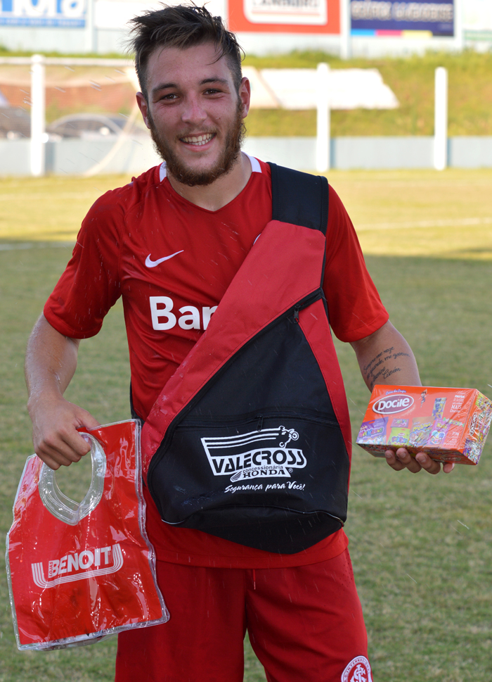 O jogador Bruno José de Souza, do Internacional de Porto Alegre, foi escolhido o Craque do Jogo, no duelo diante do Lajeadense, no sábado (26), no Estádio Alviazul, na partida de ida, do Campeonato Estadual Sub 19.  Bruno anotou os dois gols do seu time na vitória diante do Alviazul. Pela sua atuação, recebeu os brindes da Docile, Valecross e Benoit, na promoção da Revista Encontro com o Esporte e site www.jrgasparotto.com 