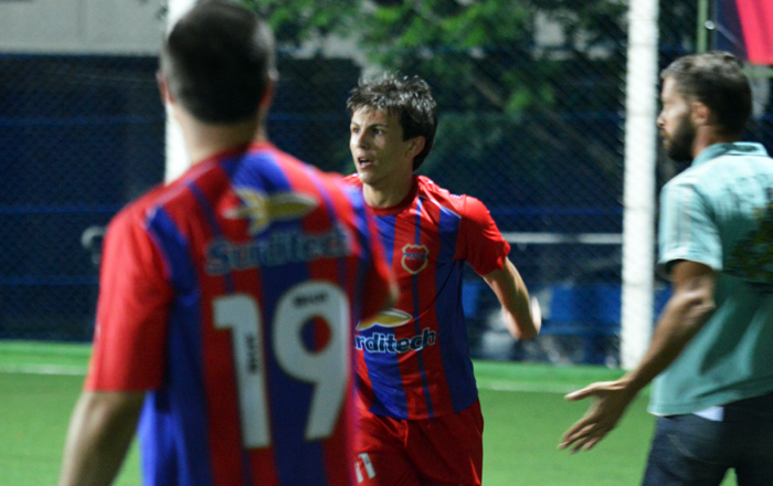 Augusto Antoniazzi (c) selou a vitória do Pampero FC diante do Four.