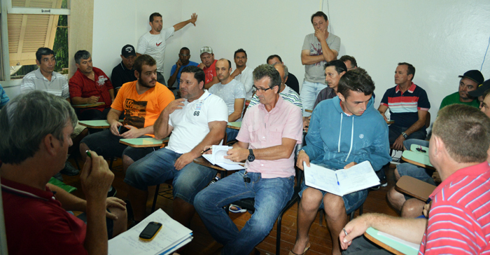 Dirigentes das equipes, direção da Lilafa e secretário da Sejel na reunião de terça-feira (26).