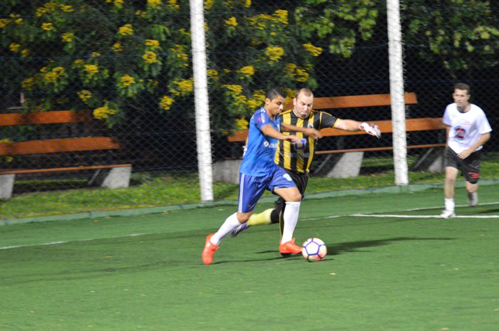 Dioguinho Silva, do Coroas Mirim/Charrua, no duelo contra o DK FC