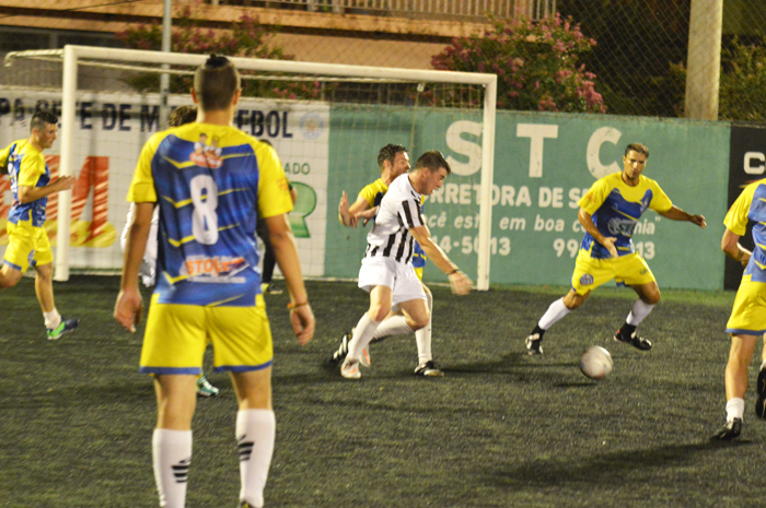 Lucian Nicaretta (c), do Real Madruga, marcou dois gols na vitória de seu time diante do FuteBar Avaí