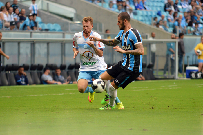 No duelo dos atletas de Lajeado, melhor para Frederico Xavier (d), do Grêmio, que venceu o Lajadense, de Juninho Pavi (e). Foto: José Roberto Gasparotto. 