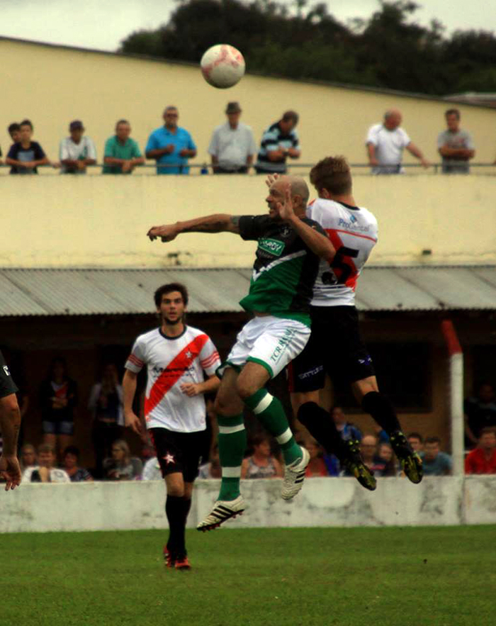 Rui Barbosa disputou todas as bolas com o Palmense e acabou revertendo a vantagem para chegar a grande final. Foto: Elton de Andrade/O Informativo do Vale