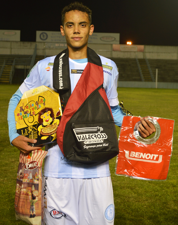 O jogador Paulo Eduardo Carvalho, o “Padu” foi escolhido o Craque do Jogo, na noite de quarta-feira (26), no Estádio Alviazul, no duelo contra a equipe do União Frederiquense, em partida válida pela 5ª rodada do returno da Divisão de Acesso. A “fera” fez os três gols do seu time. Pela sua atuação, levou os brindes da Docile, Valecross, Chef Leon Pizzaria e Benoit, na promoção com a Revista Encontro com o Esporte e site www.jrgasparotto.com 