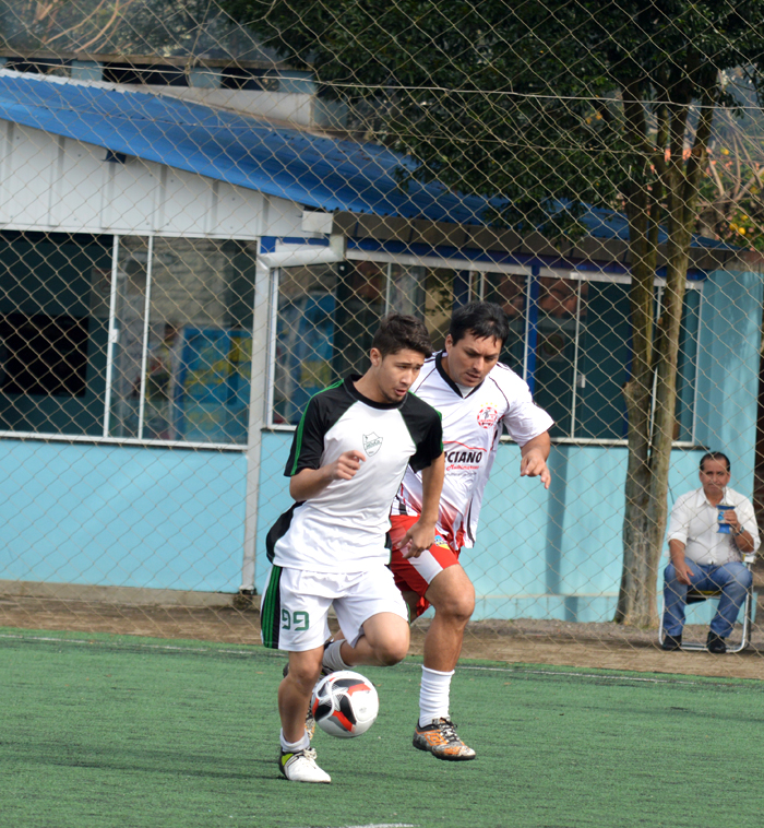 Agner Ávila (e), do JéduCa, no duelo contra Odair Rosa, o “Preto”, do Alcatraz/Marciano Multimarcas.