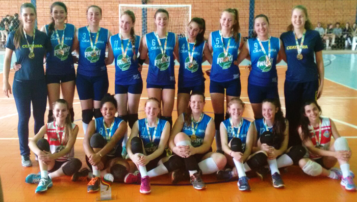 Técnica Indianara Gonçalves e as meninas campeãs da Copa Cláudio Braga de Voleibol 2016. Foto: Divulgação. 