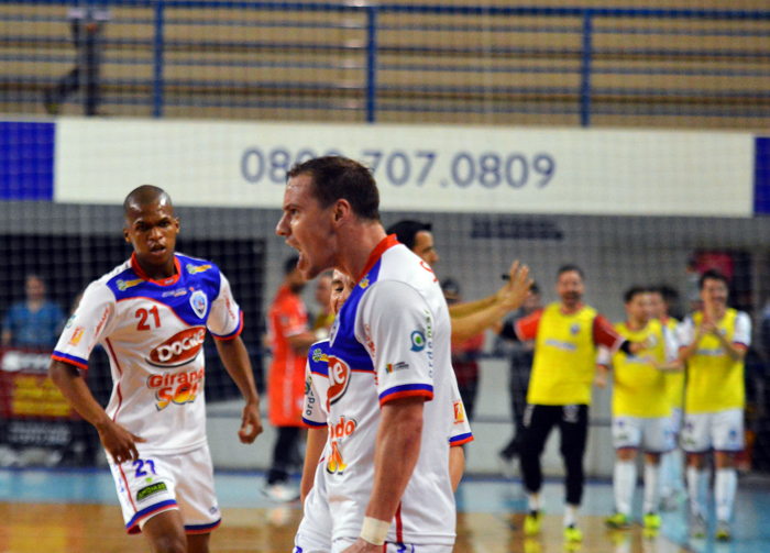 Tiago Selbach abriu o caminho da vitória da Alaf, num gol de oportunismo dentro da área de Bilica. 