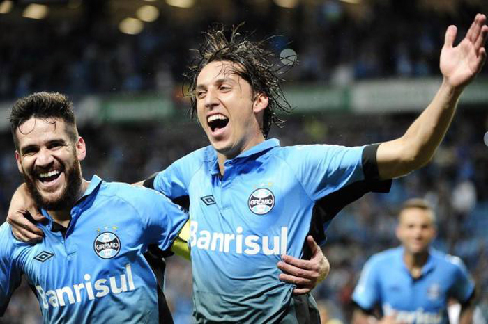 Geromel (d), abriu o placar para o grêmio dainte do Coritiba. Foto: Carlos Macedo/Agência RBS. 