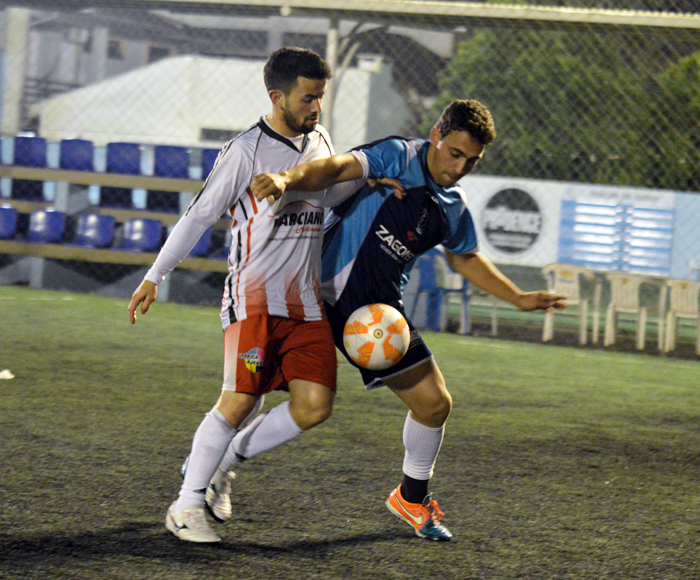 Mendigo (e), do Alcatraz/Marciano Multimarcas, no duelo contra Ezequiel Oliveira, do Galera/Móveis Zagonel.