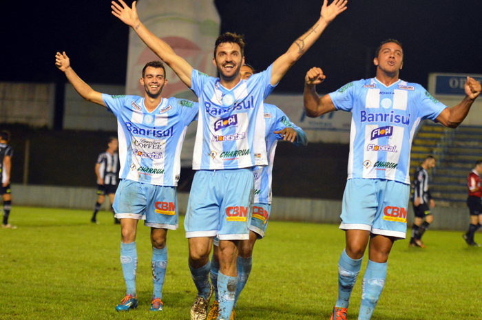 Márcio Goiano (c) comemora seu gol com os companheiros de equipe na frente dos torcedores. Foto: José Roberto Gasparotto. 