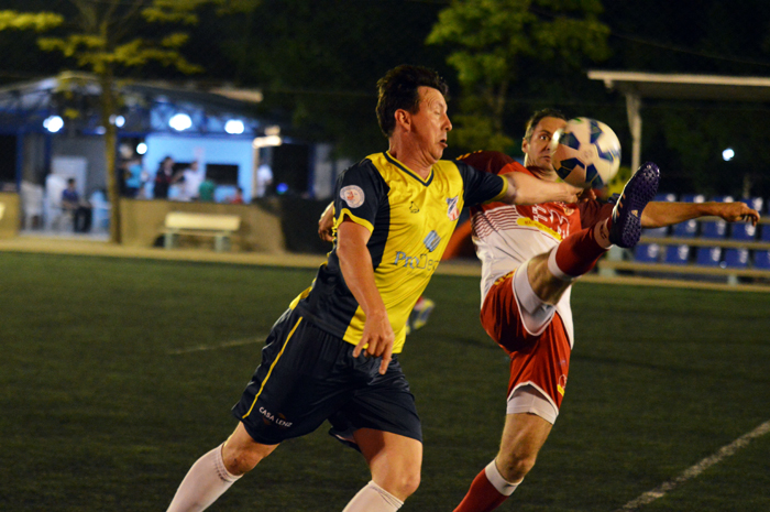 Samir Batistti (e), do Futebolzinho, no duelo contra Márcio Stürm, do Tabajara/CBM.