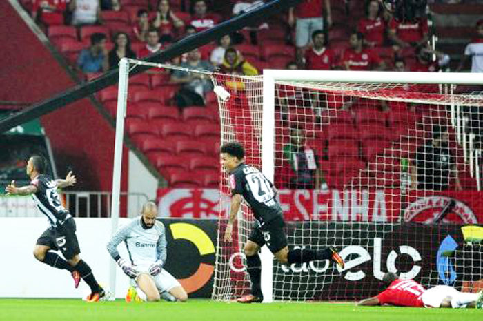 Inter desperdiçou diversas chances para matar o jogo e no final do embate foi punido com um gol de Lucas Pratto. 