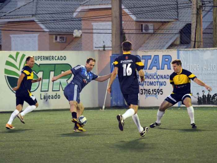 Rodrigo Conte (c) marcou um dos gols do Coroas C diante do Galera.