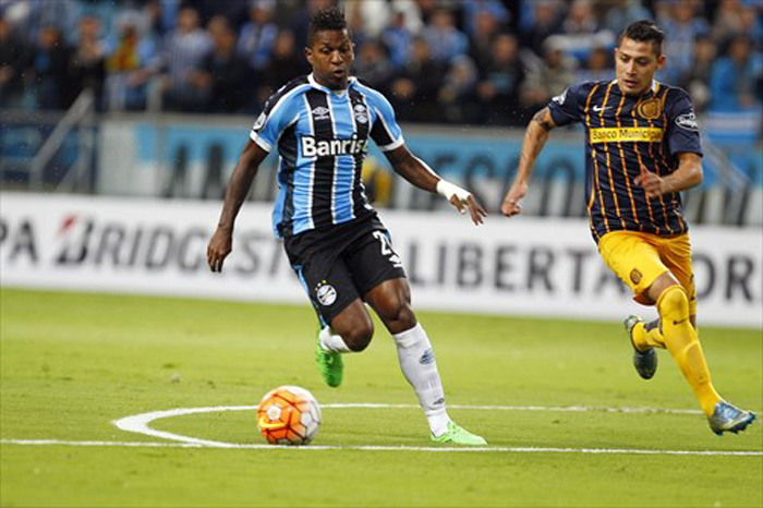 Miller Bolaños não teve espaços para criar e acabou sucumbindo diante dos defensores do Rosário Central. Foto: Lucas Uebel/Grêmio/Divulgação. 