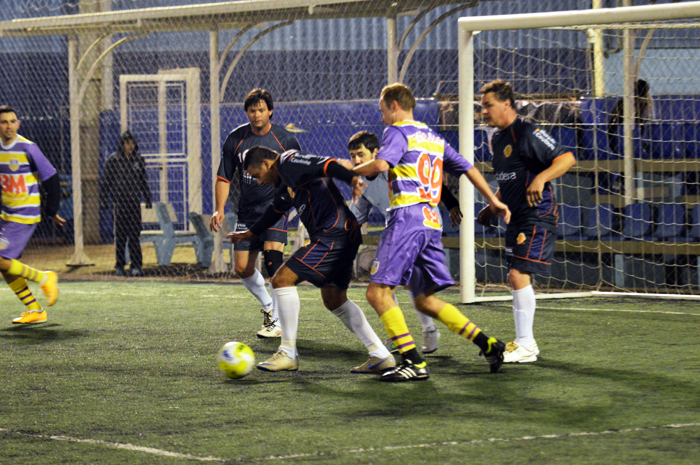 Tabajara, dos jogadores Erich (99) e Luciel (e), goleou a equipe do Copeiros.