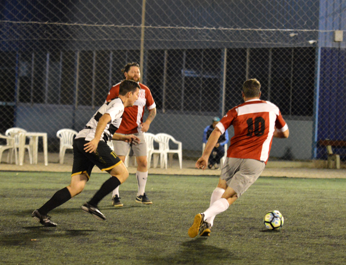 Eduardo Coelho parte em direção ao gol do Alcatraz para marcar seu quarto tento na partida