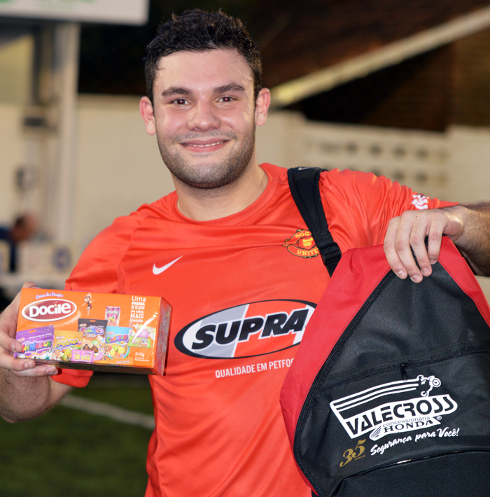 Arthur Aloss Müller, da equipe do Dogs United FC foi escolhido o craque do jogo, na partida contra o time do Copeiros FC. Ele saiu do banco de reservas para marcar três gols e garantir a vitória de seu time na abertura do interno de minifutebol – Copa Sete/STR Supermercados. Pela sua atuação recebeu os brindes da Docile e Valecross na promoção em conjunto com o site www.jrgasparotto.com