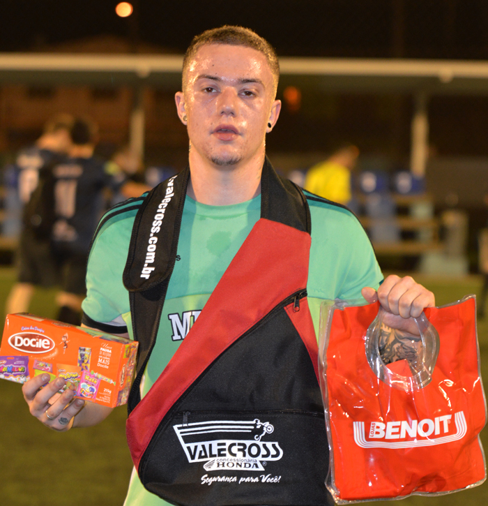 Jogador Lucas Bald, do Arranca Toco/Água Mineral do Campo, foi escolhido o Craque do Jogo, na partida diante do Dogs United FC, no sábado (28), pela 2ª rodada, da 2ª fase da Copa Sete/STR/CBM de Minifutebol 2016. Foi dele, o gol da vitória do seu time, nos instantes finais do embate. Resultado que levou o Arranca Toco para a liderança da Série Ouro, da Segundona. Pela sua atuação, Bald levou os brindes da Docile, Benoit e Valecross, na promoção com a Revista Encontro com o Esporte e site www.jrgasparotto.com