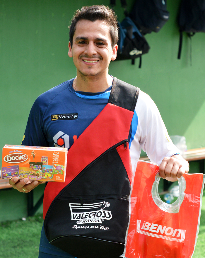 O jogador Cassiano Deivid da Silva, o “Cassinho”, da equipe do Coroas Mirim D/Imojel foi escolhido o Craque do Jogo, no duelo de sábado (27), contra a equipe do Galera/Lajeadense Vidros, em jogo válido pela 2ª fase do interno de minifutebol do Clube Tiro e Caça – Copa CTC/Espaço3 Arquitetura. Cassinho ganhou todas as jogadas no sistema defensivo, neutralizando em várias oportunidades as principais jogadas de ataque do Galera. Pela sua atuação, levou os brindes da Benoit, Valecross e Docile, na promoção com a Revista Encontro com o Esporte e site www.jrgasparotto.com