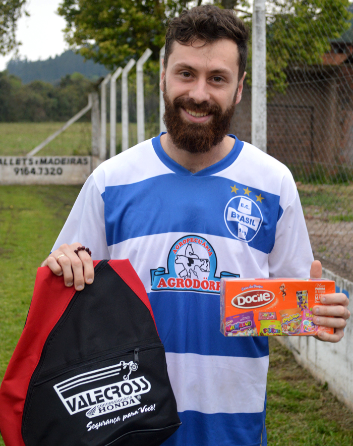 O jogador Willyam Koelzer, do Brasil de Marques de Souza, foi escolhido o Craque do Jogo, no duelo contra a Ser São Cristóvão, no domingo (28), pela 7ª rodada do Regional Certel Sicredi 2016. Koelzer marcou o gol que deu a vitória parta seu time. E foi um golaço espetacular, num chute cruzado, no ângulo da meta adversária. Pela sua atuação, recebeu os brindes da Valecross e Docile, na promoção com a Revista Encontro com o Esporte e site www.jrgasparotto.com 