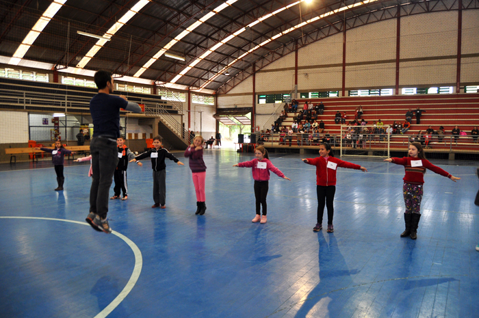 Atleta esteve realizando teste com as crianças durante a manhã e tarde desta terça-feira. Foto: Jardel Feldens.