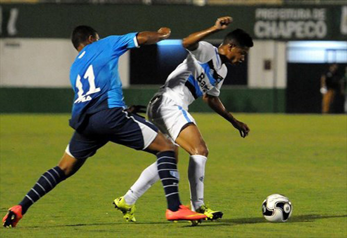 Grêmio vencia o Avaí por 2 a 1 e teve pênalti desperdiçado. O Avaí chegou ao empate e o resultado persisitiu até o apito final. Foto: Sirli Freitas/Especial 