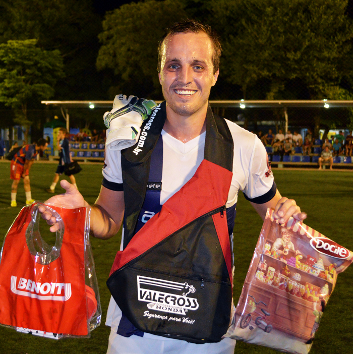 Eduardo Fernandes Hendler, o “Edo”, da equipe do Mercenários FC, o Craque do Jogo, na final da série Prata, do Torneio de Verão do Clube Sete de Setembro. Pela sua atuação levou os brindes da Docile, Valecross e Benoit. 