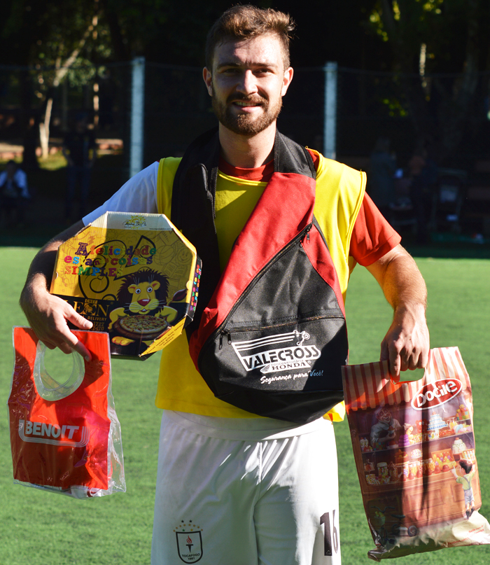 O jogador Roger Rieger, do Tocafogo, foi escolhido o Craque do Jogo, no duelo contra o Banguzinho, no interno de minifutebol do Clube Tiro e Caça – Copa CTC/Construtora Diamond, no sábado (29). Rieger não fez gol, mas foi um “gigante” no sistema defensivo do seu time e grande articulador na ligação do meio com o ataque. Pela sua atuação, levou os brindes da Docile, Valecross, Chef Leon Pizzaria e Benoit, na promoção com a Revista Encontro com o Esporte e site www.jrgasparotto.com